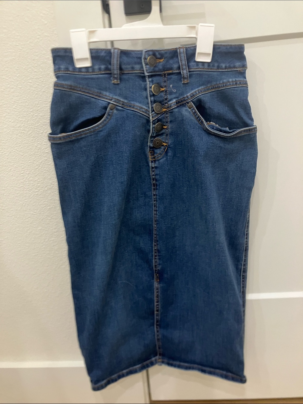 Classic Mid-Rise Straight Denim Skirt in Blue